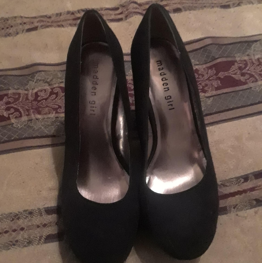 Black wedges